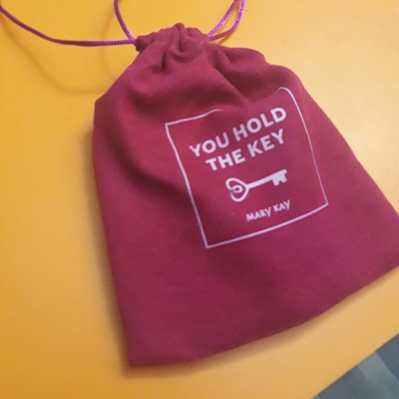 Mary Kay "you hold the key" gold bracelet.NWT - Picture 4 of 4